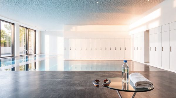 Les 5 critères essentiels pour une cabine vestiaire piscine sûre